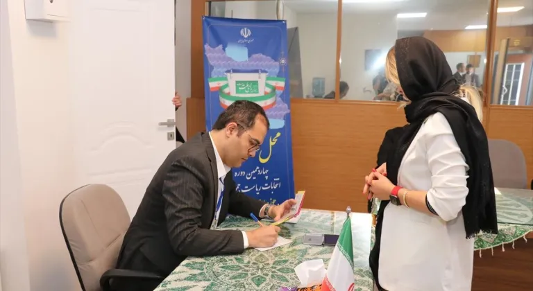 Erzurum ve Antalya'daki İranlılar 14. Dönem Cumhurbaşkanlığı Seçimleri için oy kullanıyor