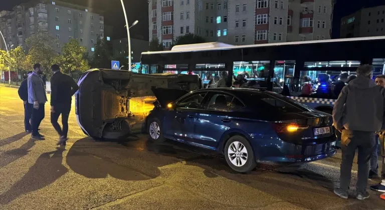 Erzurum'da 2 aracın karıştığı kazada 6 kişi yaralandı