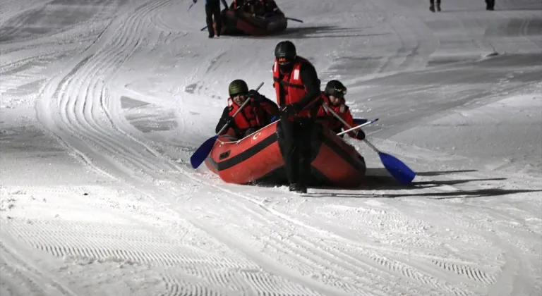 Erzurum'da 3 bin rakımda karda rafting yarışı