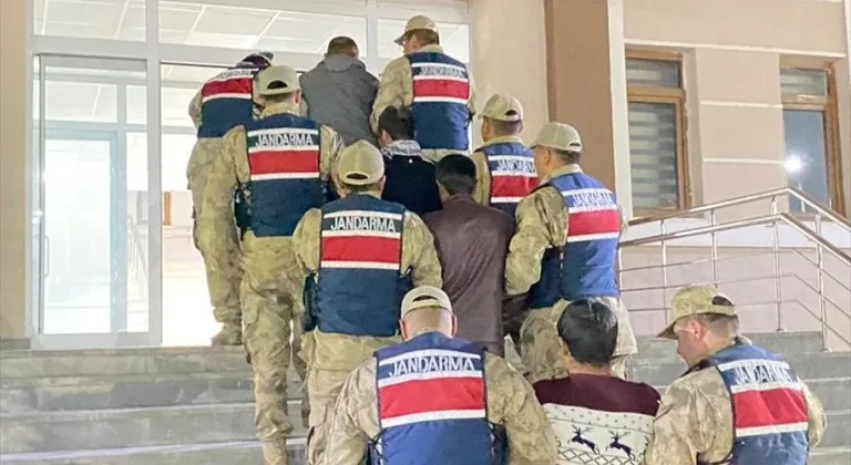 Erzurum'da 4 düzensiz göçmen yakalandı, 2 göçmen kaçakçısı tutuklandı