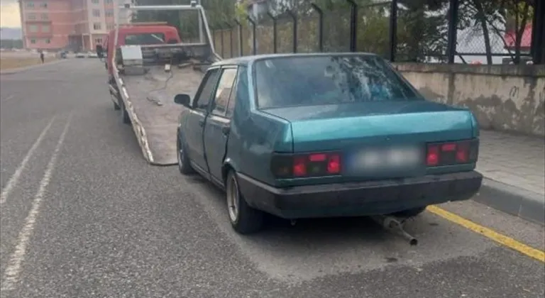 Erzurum'da abartı egzozlu otomobil sürücüsüne sosyal medya şikayetiyle ceza kesildi