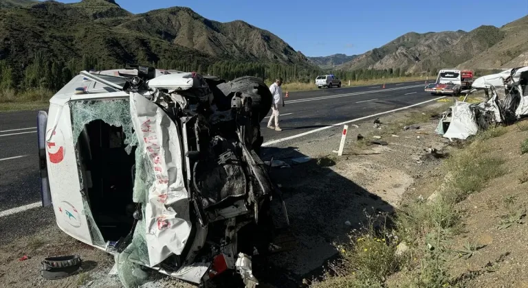 Erzurum'da ambulans ile hafif ticari aracın çarpışması sonucu 4 kişi öldü