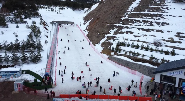 Erzurum'da anneler Palandöken'de çocuklarıyla kızakla kayıp eğlendi