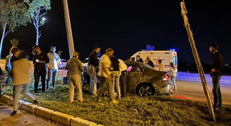 Erzurum'da aydınlatma direğine çarpan otomobilin sürücüsü öldü, 2 kişi yaralandı