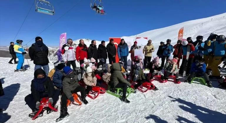 Erzurum'da devlet korumasındaki çocuklar Konaklı Kayak Merkezi'nde kızakla kaydı