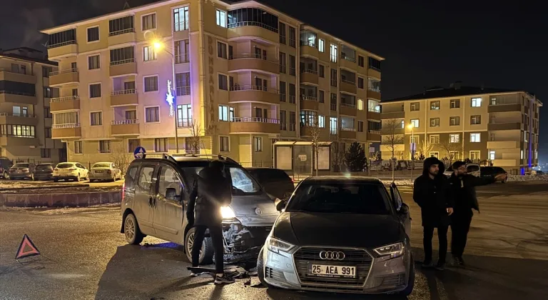 Erzurum'da hafif ticari araç ile otomobilin çarpıştığı kazada 4 kişi yaralandı