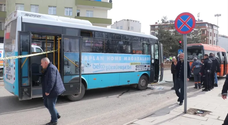 Erzurum'da halk otobüsü, minibüs ve otomobilin karıştığı kazada 14 kişi yaralandı