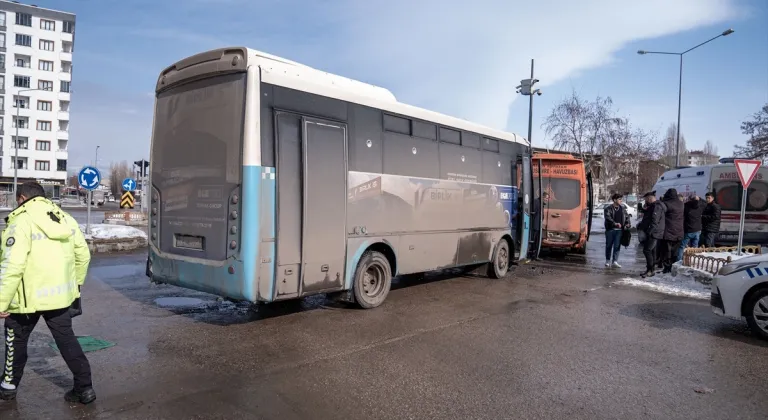 Erzurum'da halk otobüsü yolcu minibüsüne çarptı, 4 kişi yaralandı