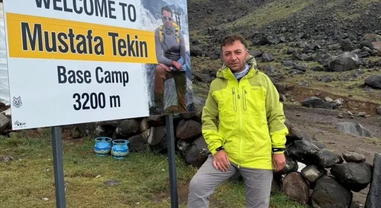 Erzurum'da hastane çalışanı Ağrı Dağı'nın zirvesinde organ bağışına dikkati çekti