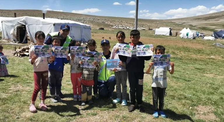 Erzurum'da jandarma ekipleri, göçer ailelerin çocuklarına trafik eğitimi verdi