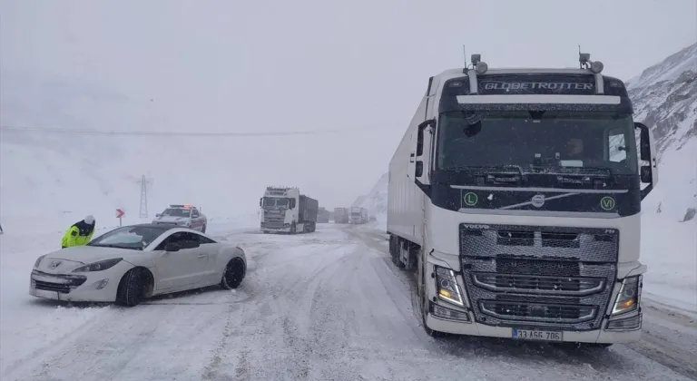 Erzurum'da jandarma, kar nedeniyle yolda mahsur kalan 143 kişiyi kurtardı