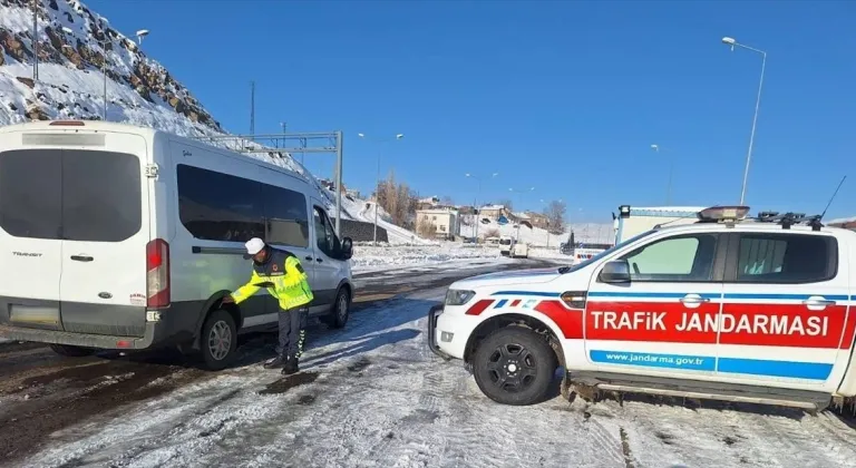 Erzurum'da jandarma kazaları önlemek için geçen ay 33 bin araç denetledi