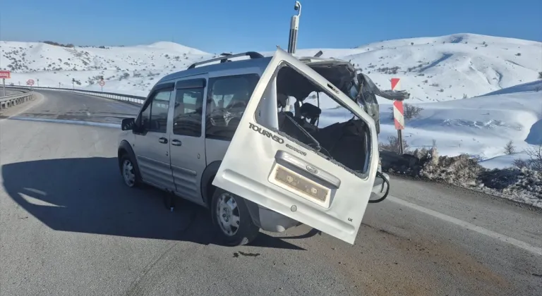 Erzurum'da kamyona çarpan hafif ticari araçtan savrulan kadın öldü