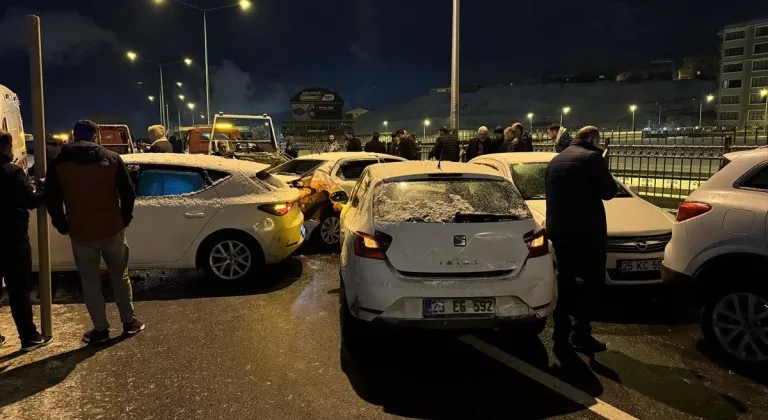 Erzurum'da kar yağışı sonrası 48 aracın karıştığı 17 ayrı kazada 12 kişi yaralandı