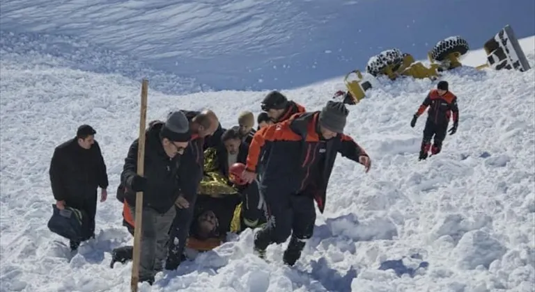 Erzurum'da karla mücadele çalışmasında çığ altında kalan kepçe operatörü kurtarıldı