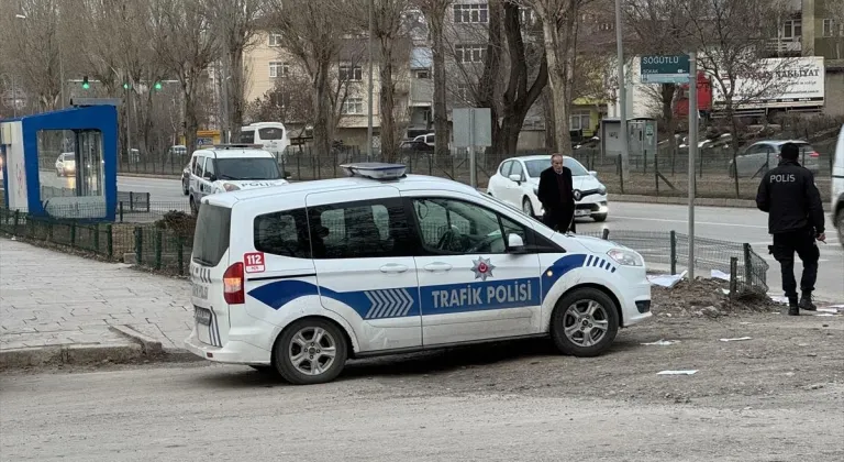 Erzurum'da okul servis minibüsünün çarptığı öğretmen ağır yaralandı