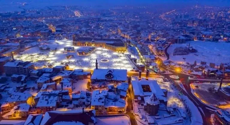 Erzurum'da polisler 600 öğrenciye bot ve mont hediye etti