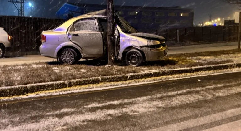 Erzurum'da refüjdeki ağaca çarpan araçtaki 1 kişi yaralandı