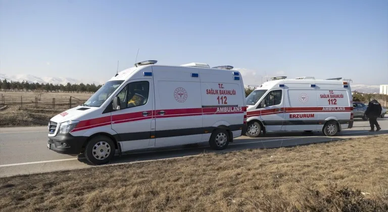 Erzurum'da refüjdeki ağaca çarparak devrilen aracın sürücüsü ile eşi yaralandı