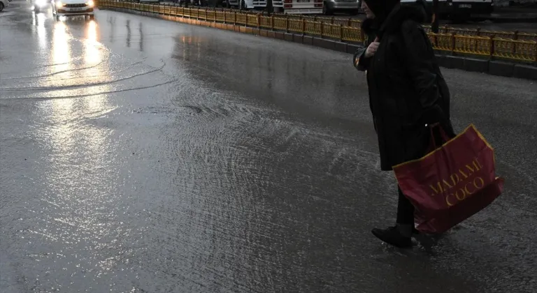 Erzurum'da sağanak hayatı olumsuz etkiledi