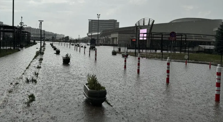 Erzurum'da sağanak hayatı olumsuz etkiledi