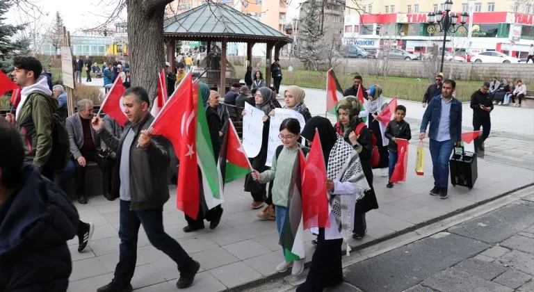 Erzurum'da sağlıkçılar Gazze için sessiz yürüyüş gerçekleştirdi