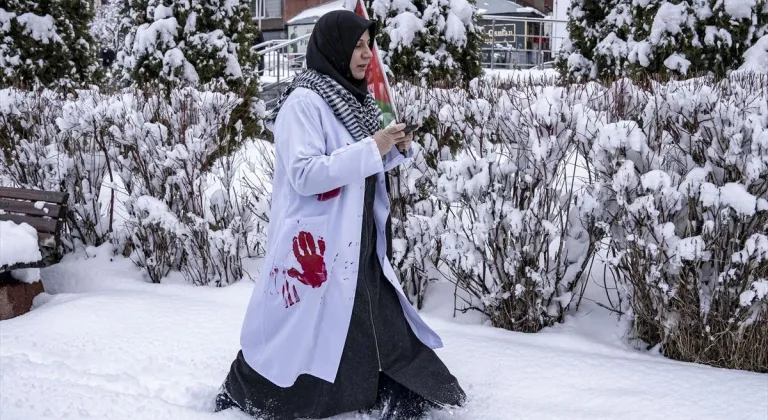 Erzurum'da sağlıkçılar kar yağışı altında Gazze için "sessiz yürüyüş" gerçekleştirdi