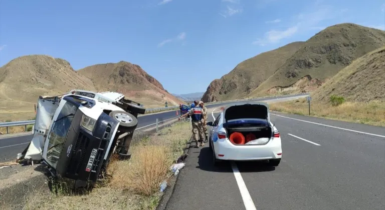 Erzurum'da tavuk yüklü kamyonet devrildi, 2 kişi yaralandı