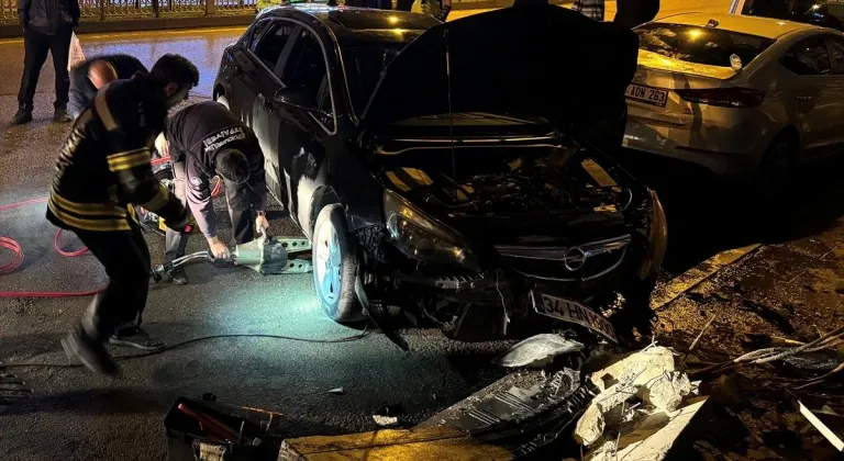 Erzurum'da trafoya çarptıktan sonra devrilen otomobildeki 2 kişi yaralandı