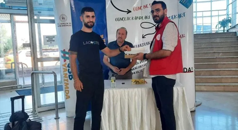 Erzurum'da üniversite kazanan öğrencileri gençlik liderleri ve görevliler karşılıyor