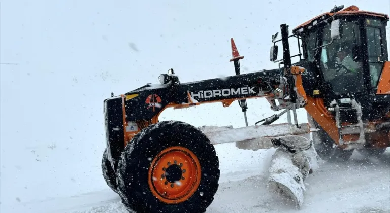 Erzurum'da Yayla Geçidi'nde ulaşım kar ve tipi dolayısıyla güçlükle sağlanıyor