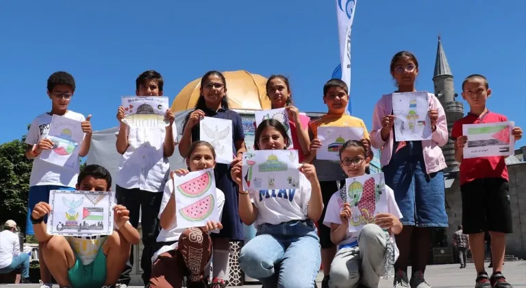 Erzurum'daki miniklerin kalpleri sınıflardan sokaklara Filistinli akranlarıyla atıyor