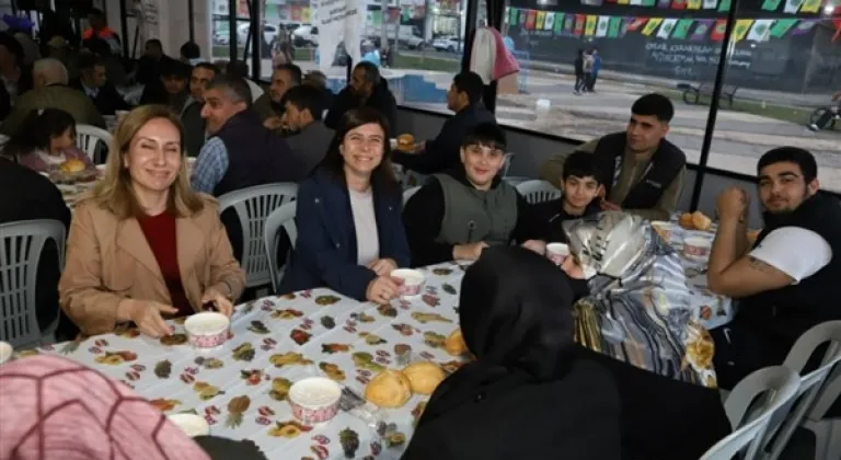 Eş Başkanlar, iftar çadırında vatandaşlarla bir araya geldi