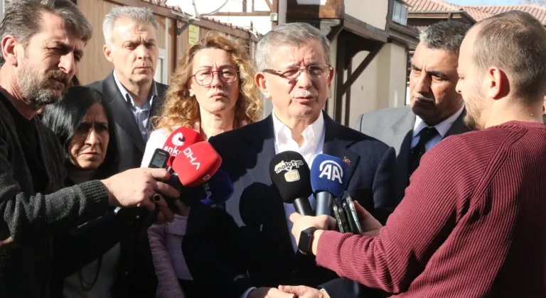 Gelecek Partisi Genel Başkanı Davutoğlu, Malatya'da basın konteynerlerini ziyaret etti