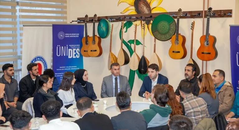 Gençlik Hizmetleri Genel Müdürü Efendioğlu, Hakkari'de öğrencilerle bir araya geldi