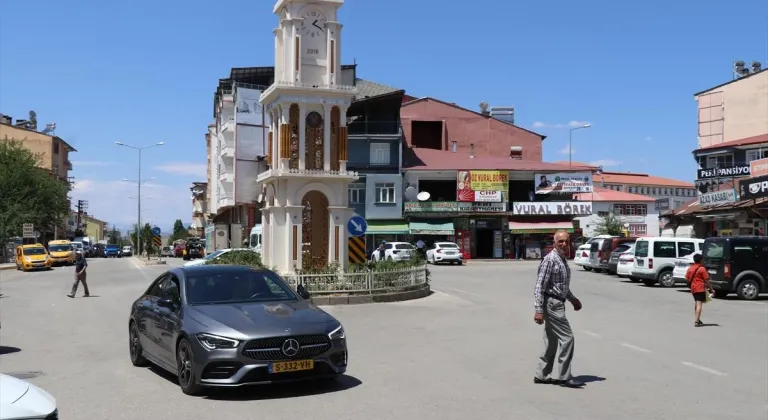 Gurbetçiler her yıl memleket hasretiyle geldikleri Karakoçan'da nüfusu 3'e katlıyor