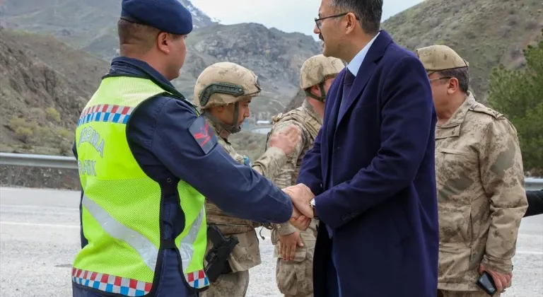 Hakkari Valisi Çelik, güvenlik güçleri ve hastaların bayramını kutladı