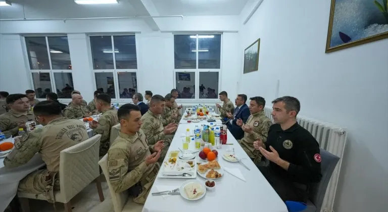 Hakkari Valisi Çelik, jandarma personeliyle iftar yaptı