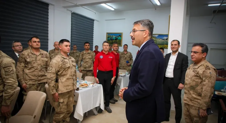 Hakkari Valisi Çelik, jandarma personeliyle iftar yaptı