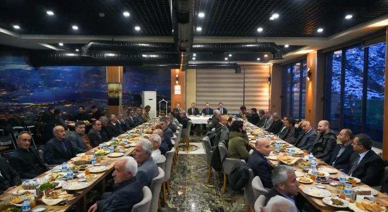 Hakkari Valisi Çelik, muhtarlarla iftarda bir araya geldi