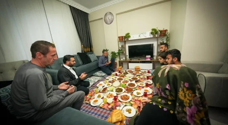 Hakkari Valisi ve Belediye Başkan Vekili Çelik, şehit ailesinin evinde iftar yaptı