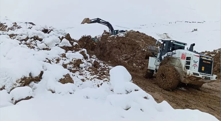 Hakkari'de 2 kez heyelan meydana gelen köy yolu ekiplerin çalışmasıyla açıldı