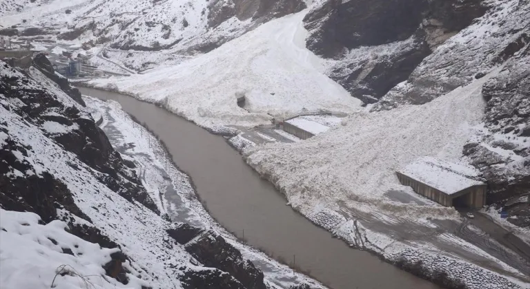 Hakkari'de çığ düşen bölgede yol genişletme çalışması yürütülüyor