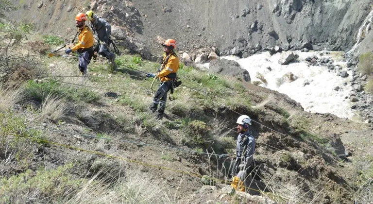 Hakkari'de dağcılar heyelan sonrası tehlike oluşturan kayaları düşürüyor