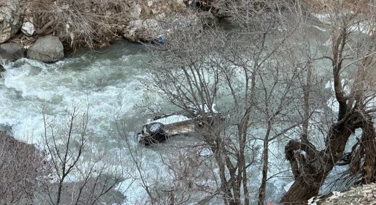 Hakkari'de dereye düşen otomobildeki 1 kişi öldü, 1 kişi yaralandı