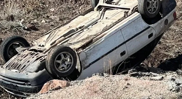 Hakkari'de devrilen otomobildeki 9 kişi yaralandı