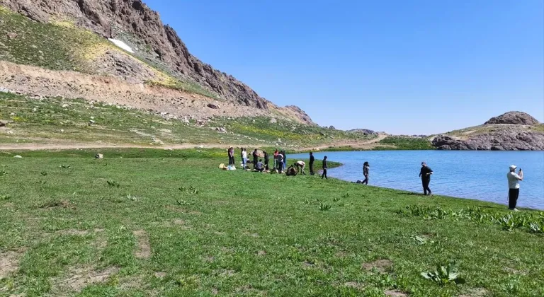 Hakkari'de doğaseverler Sat Buzul Gölleri'nin bulunduğu bölgeyi gezdi