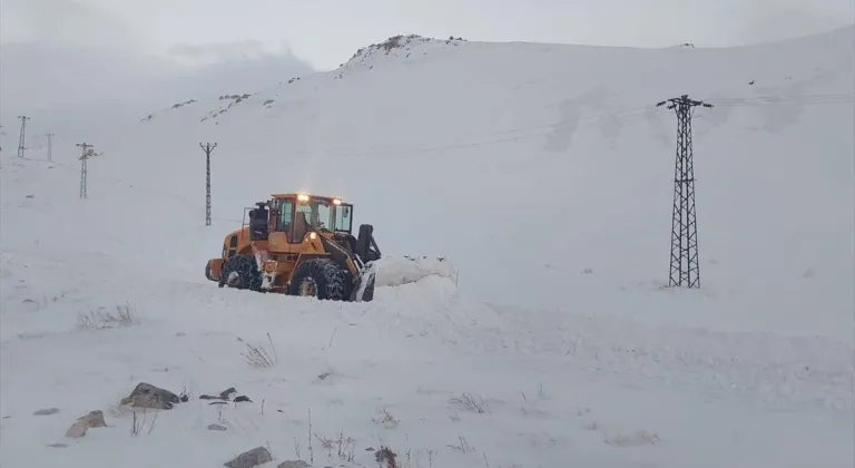 Hakkari'de ekipler kardan kapanan üs bölgelerinin yolunu açmaya çalışıyor