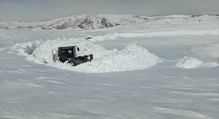 Hakkari'de ekipler karla kaplı üs bölgelerinin yolunu açmaya çalışıyor