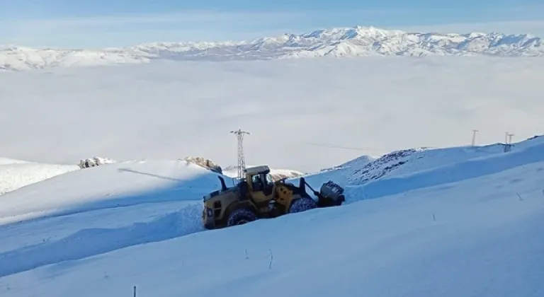 Hakkari'de ekipler üs bölgesinin yolunu açmak için çalışma yürütüyor